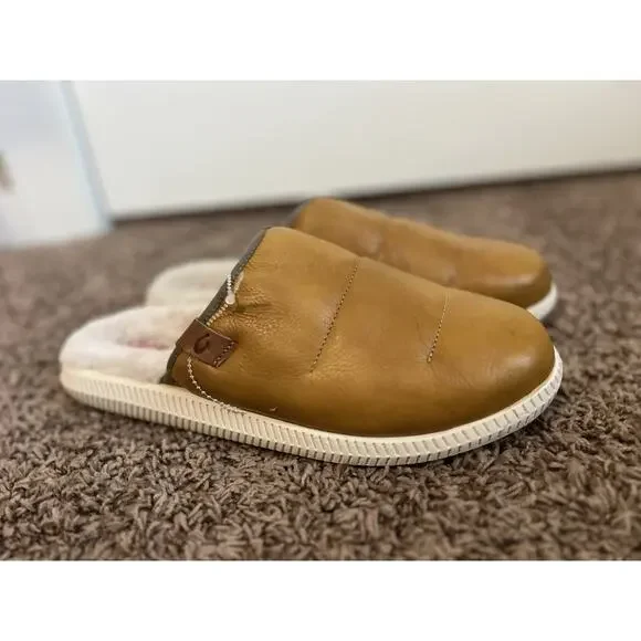 OluKai Mua ’Ili Men’s Leather Slip-On Slippers 11 Shearling Lined Tan Brown